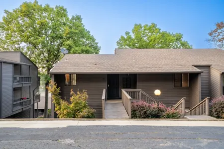 Lake Hamilton Condo - Sleeps 4, Pool, and Hot Tub!