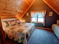 Authentic Log Home on Fountain Lake. Hot Tub, Game Room, Kayaks, Canoe, Gardens,