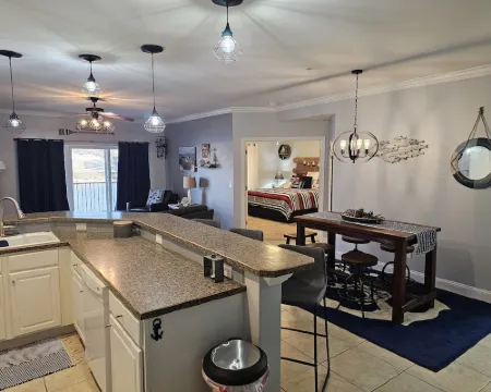 Year Round Relaxation with Beautiful Lake View for Creating Great Memories! 拉塞爾酒店