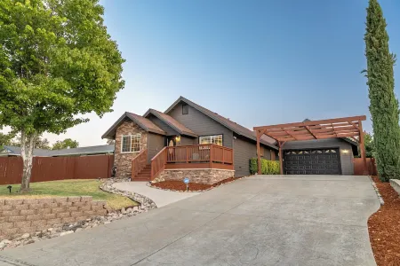 Cozy City Cabin w/King Bed/Fire Pit/Foosball/ Arcades/Playground and Nice Yard