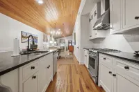 3Br/2BA Bottlebrush on Bowen - Perfect Location Ocean Springs. Walk to Downtown! - 5 ดาว