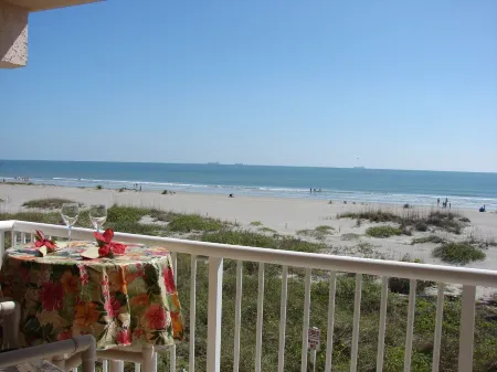 Beachfront Condo Отели рядом с достопримечательностью «Aquatic Center»