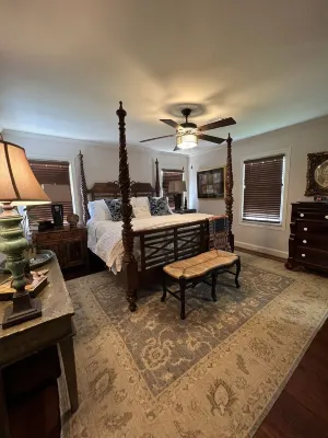 Quirky historic home, fully renovated! Designer interior! Plush linens! Firepit! Citi Trends附近的飯店