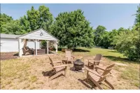 Magnolia Cottage; Gazebo, Hot Tub; close to LU Hotel in zona Academy Center of the Arts
