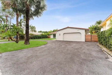 Modern Waterfront: Luxe Renovation + Sunset Views Отели в г. Уилтон Манорс