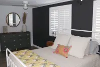 Tranquil Sound Side Bungalow. Отели рядом с достопримечательностью «Waterfront Boardwalk»