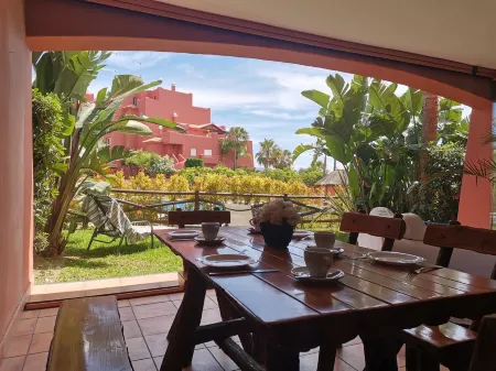 LUXURY APARTMENT DIRECTLY ON THE SEA WITH TERRACE AND POOL