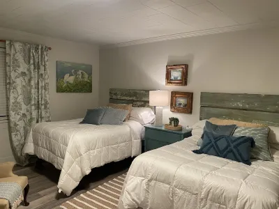 Perfectly located cottage in the heart of town! Walk to everything!