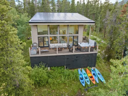 Lakefront • Kayaks • Views • Fishing • HotTub