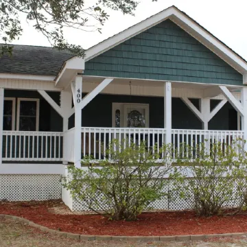 Family fun - 4 min drive to beach & walking distance to amenities! Dog friendly!