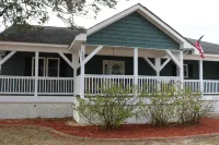 Family fun - 4 min drive to beach & walking distance to amenities! Dog friendly!