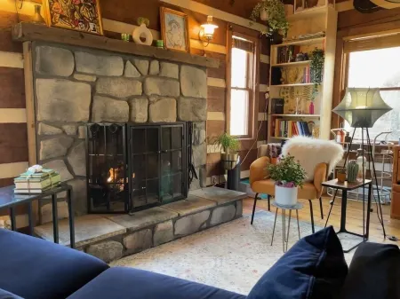 Cozy Shenandoah Cabin Mountian Escape w/  Private Hottub, Loft, & Fireplace