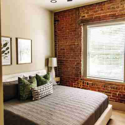 THE SEEKA SUITENEWLY RENOVATED! COZY & MODERN APARTMENT RIGHT ON COURT SQUARE! Rooms