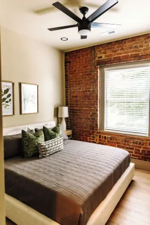 THE SEEKA SUITENEWLY RENOVATED! COZY & MODERN APARTMENT RIGHT ON COURT SQUARE!