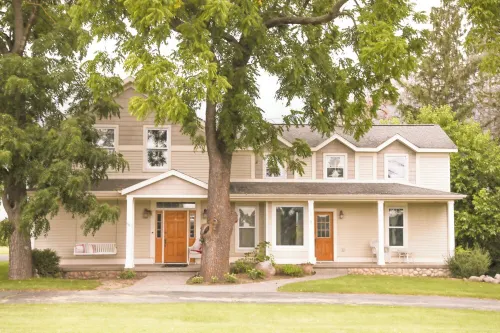 The Best of Both Worlds.....Cozy House  Close to Downtown with country charm....