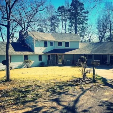 Breathtaking Waterfront Retreat, Private Docks, 12 Guests, King Bed.