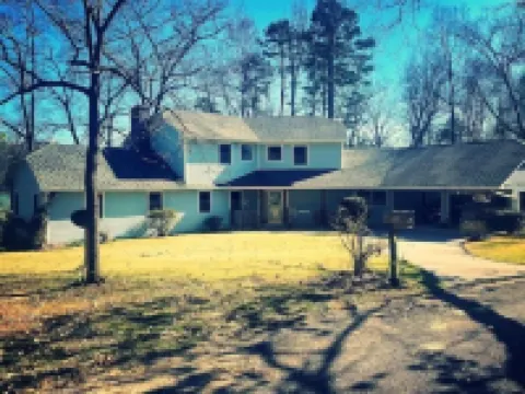 Breathtaking Waterfront Retreat, Private Docks, 12 Guests, King Bed.