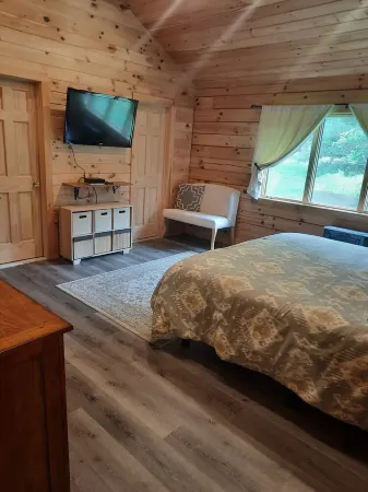 Perfect Summer / Fall Getaway with Amazing Fireplace for Gathering / Relaxation.