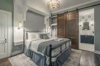 Renovated 1840's Schoolhouse: Hot Tub, Fireplace, King Bed Bliss