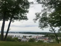 Beautiful Harbor Springs condo! Close to Lake MI, Skiing, Golf, Dining, + more!