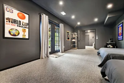Gorgeous Private Apartment Hotels near The Belvedere at Beaver Station