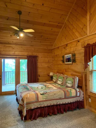 4 Bed, 4 Bath, Lake Cabin w/ Hot Tub Near Dollywood, Pigeon Forge & Smoky Mnts
