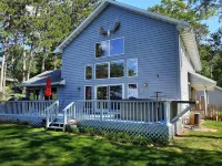 Hot tub with Spacious 5-bedroom house in Wautoma on Silver Lake