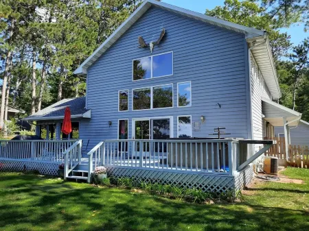 Hot tub with Spacious 5-bedroom house in Wautoma on Silver Lake