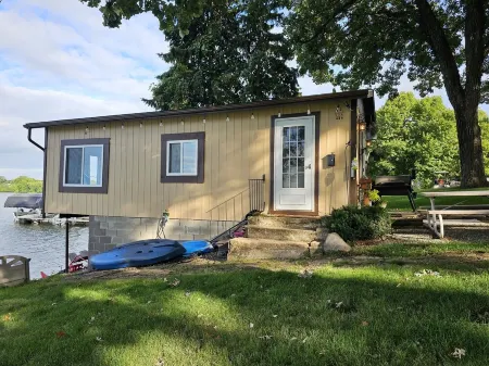 Super spacious cabin. Simple layout and great views overlooking the lake!