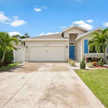 “Jupiter Breeze” Beach Retreat! 4/2 newer home in center of beautiful Jupiter FL