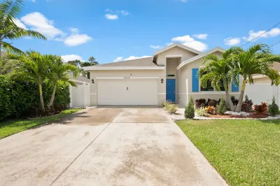 “Jupiter Breeze” Beach Retreat! 4/2 newer home in center of beautiful Jupiter FL Hotels near The Loxahatchee River Center