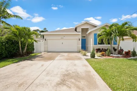 “Jupiter Breeze” Beach Retreat! 4/2 newer home in center of beautiful Jupiter FL Отели рядом с достопримечательностью «Uptown Art Jupiter»