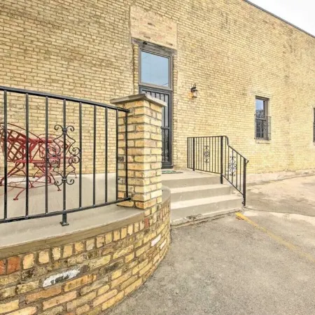 Beautiful Downtown Home - 2 Blks from Lake