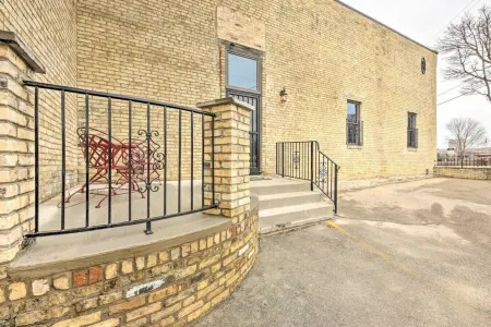 Beautiful Downtown Home - 2 Blks from Lake Отели в г. Racine County