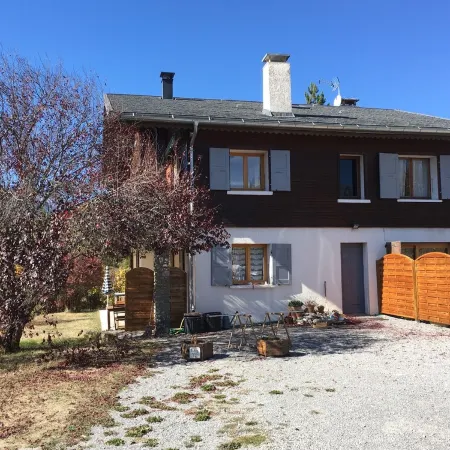 STUDIO with wooden terrace in chalet