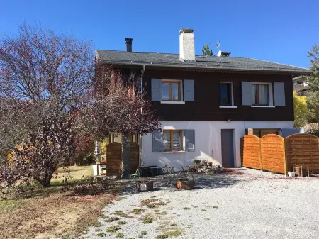 STUDIO with wooden terrace in chalet Отели в г. Барселоннет