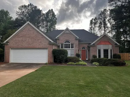 Charming 3-bed, 2-bath house in Mableton with Wi-Fi, seasonal pool, firepit