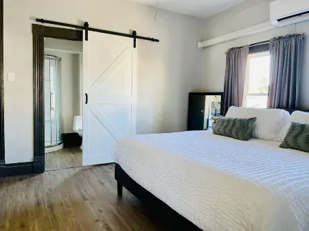 Suite Home Indiana #3 | KING 1BD/1BA Apartment