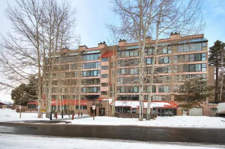 Huge, Comfy Condo with Panoramic Views in the Middle of Keystone Fun!