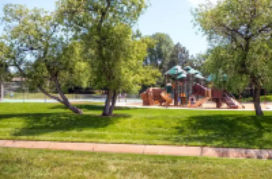 Close to Denver, Boulder and mountains! Up to 10 guests-5 beds! Foosball, games.