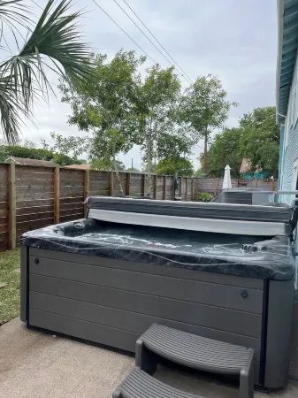 Spacious bungalow in the heart of Galveston with all the comforts of home Отели рядом с достопримечательностью «Парк Сивулф»