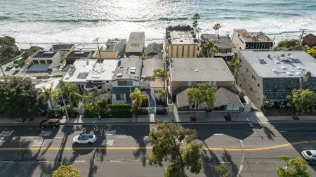 Stunning ocean view home off Gaviota Dr in Laguna just a stones throw from beach Отели в г. Лагуна-Бич