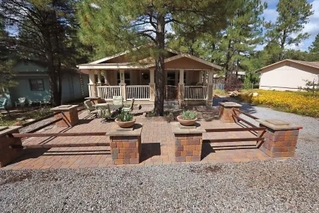 Family retreat in Munds Park; bring your dog!