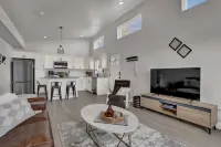 Brand New Luxury 1-Bedroom Minutes from Downtown & Hiking