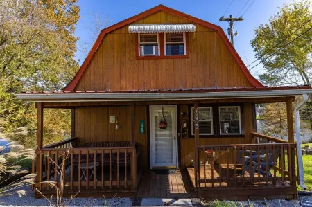 KY BOURBON TRAIL LAKEFRONT HOUSE WITH DOCK SLEEPS 8! Year round Hot tub!