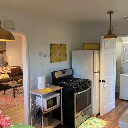 Charming Bright Home Near Dr Hospital & Shopping - Extra Comfy Beds and Couch