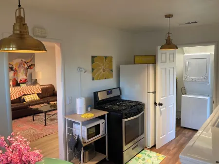 Charming Bright Home Near Dr Hospital & Shopping - Extra Comfy Beds and Couch