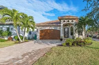 Luxe Home 1 mile to Vanderbilt Beach, Pool & Spa, Pet Friendly