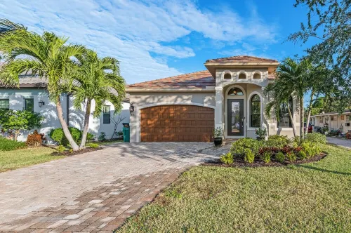 Luxe Home 1 mile to Vanderbilt Beach, Pool & Spa, Pet Friendly