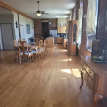 Spacious 2 bedroom apartment with 3 queen beds and 2 full baths